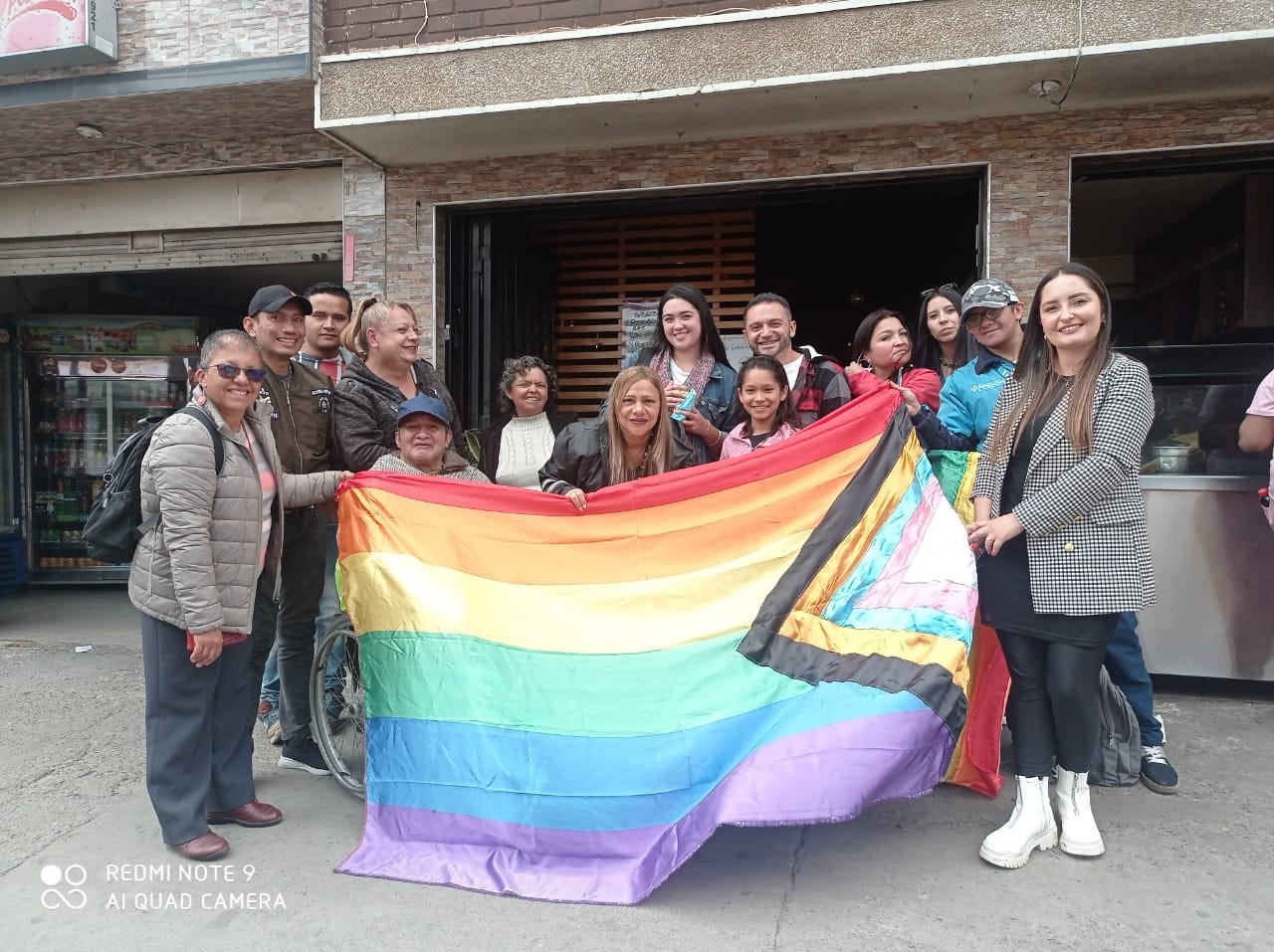 Equipo de la Fundación con la bandera de la diversidad