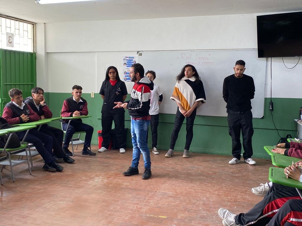 Encuentro formativo de la Fundación con jóvenes en un aula