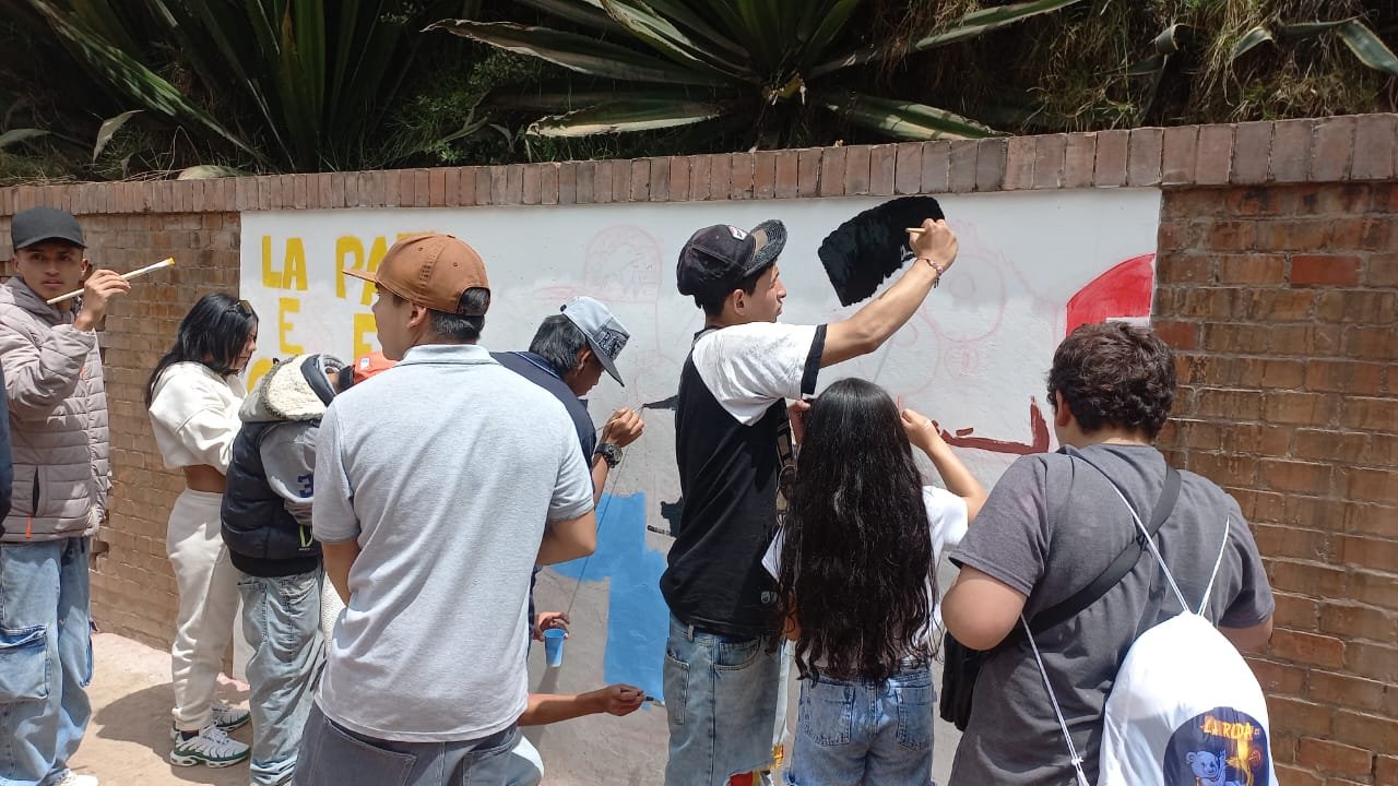 Voluntarios pintando un mural comunitario